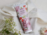 Loțiune de corp Flower Romance cu trandafir, bujor și măceș BIOBAZA - imagine 2